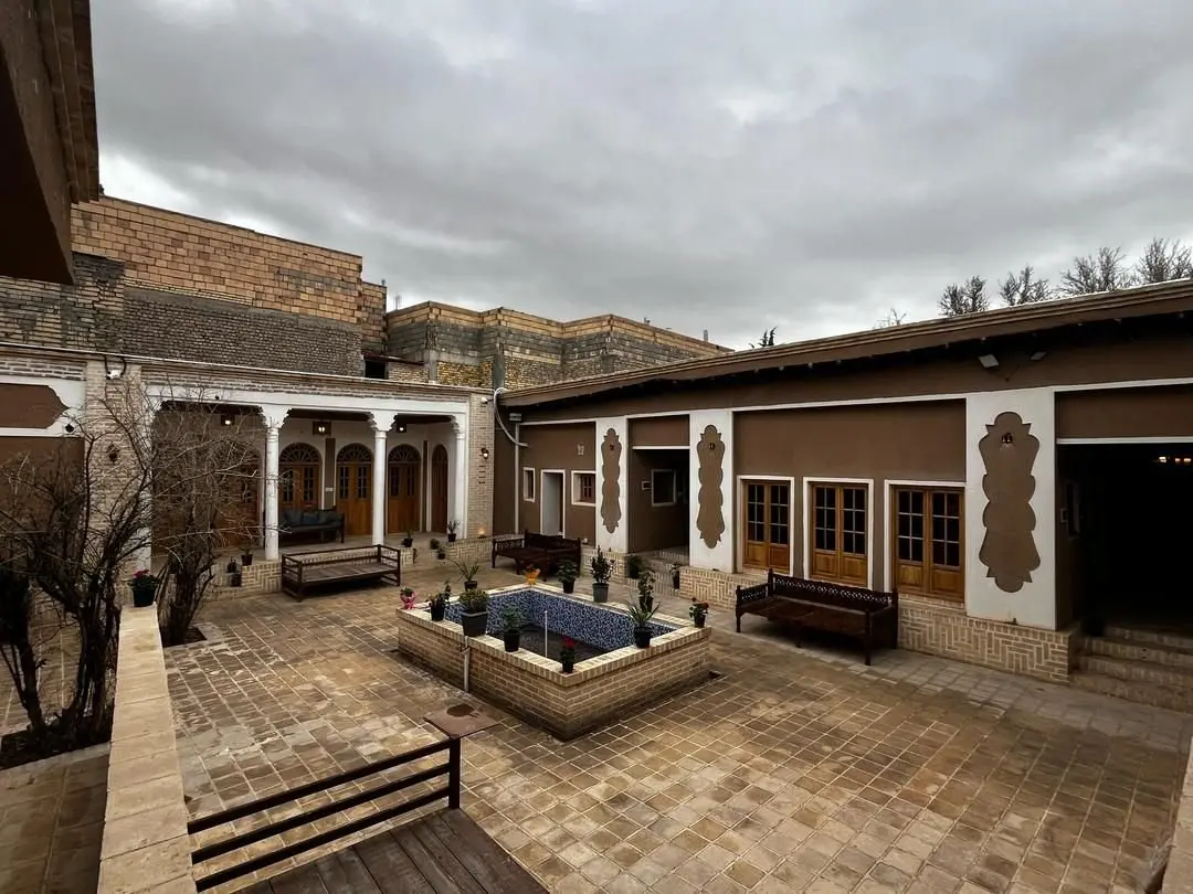 اقامتگاه سنتی عمارت امینی - واحد فروغی بسطامی