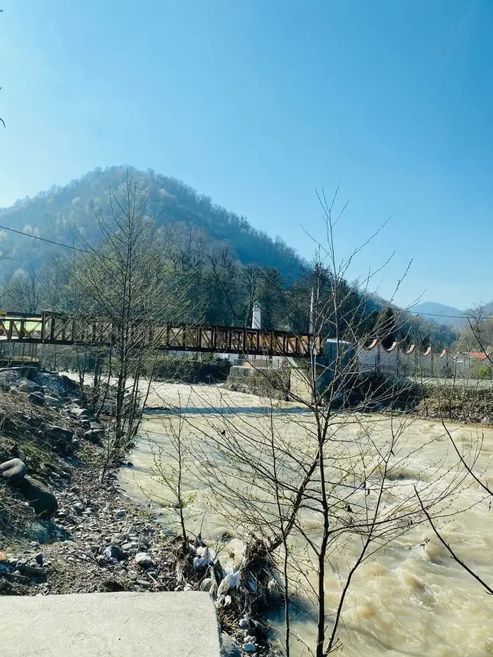 ویلا دوخوابه لب رودخانه دلنواز - آلاچیق کنار رودخونه