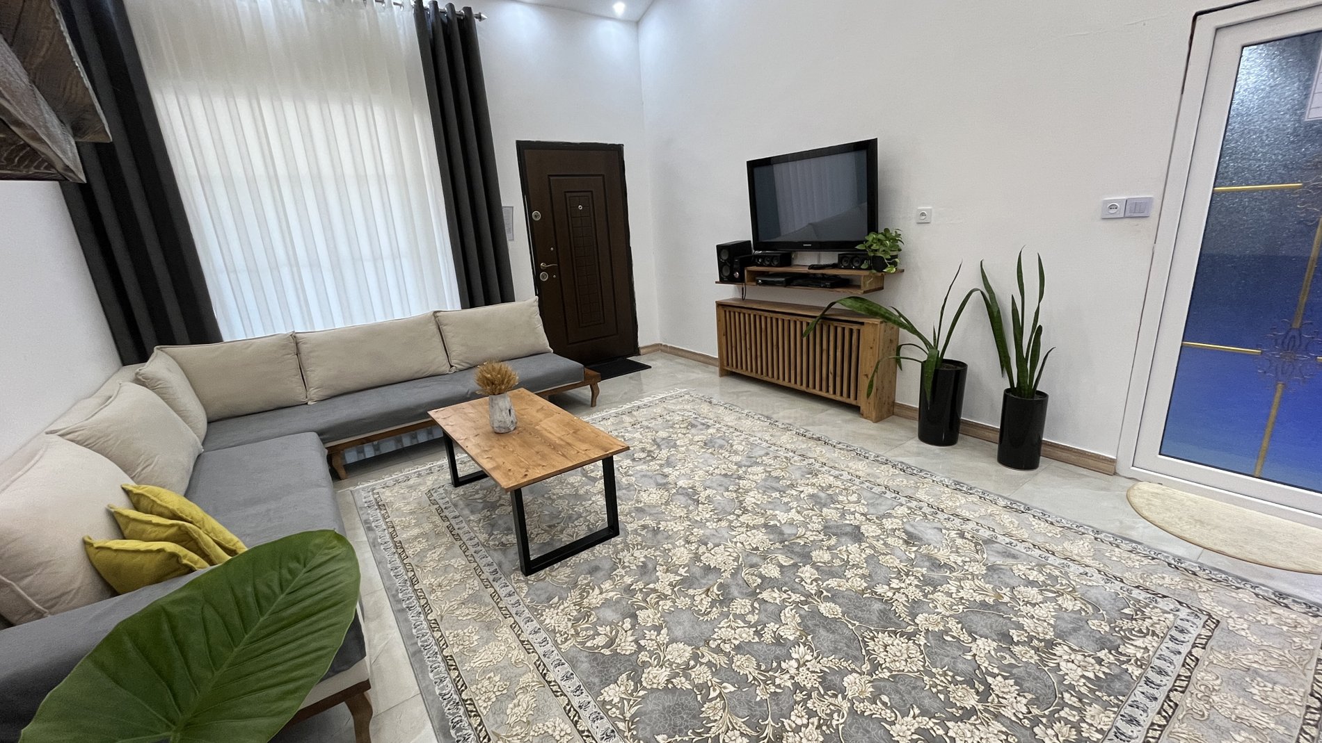 ویلا دوخوابه ساحلی استخردار آبگرم پوراحمدی