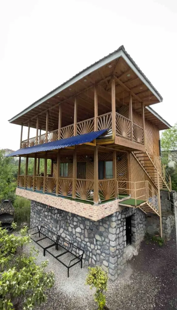 کلبه دوخوابه دوهزار ۱ - انتخاب عنوان تصویر نما رو به رودخانه و جنگل خانه چوبی