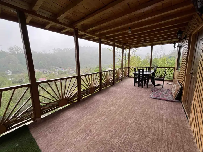 کلبه یک خوابه چوبی دوهزار ۲ - انتخاب عنوان تصویر تراس رو به رودخانه وجنگل