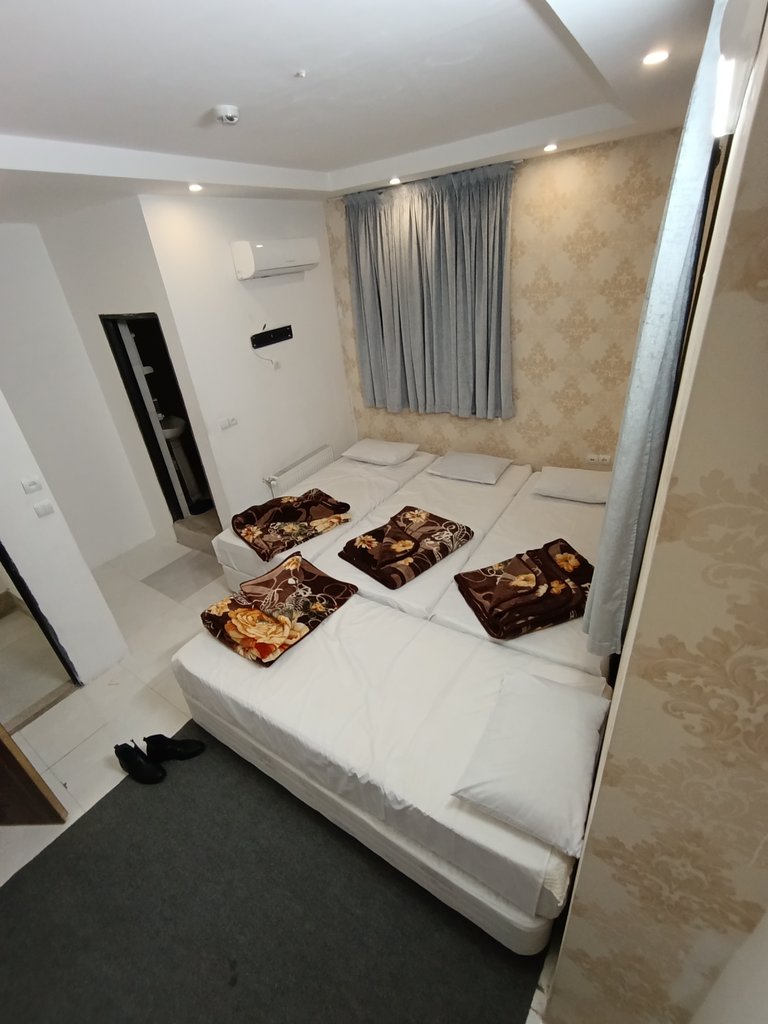 مسافرخانه مرتضائی نیا - واحد چهارتخته 202