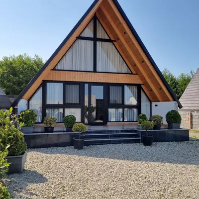 کلبه دوخوابه سوئیسی مهنا