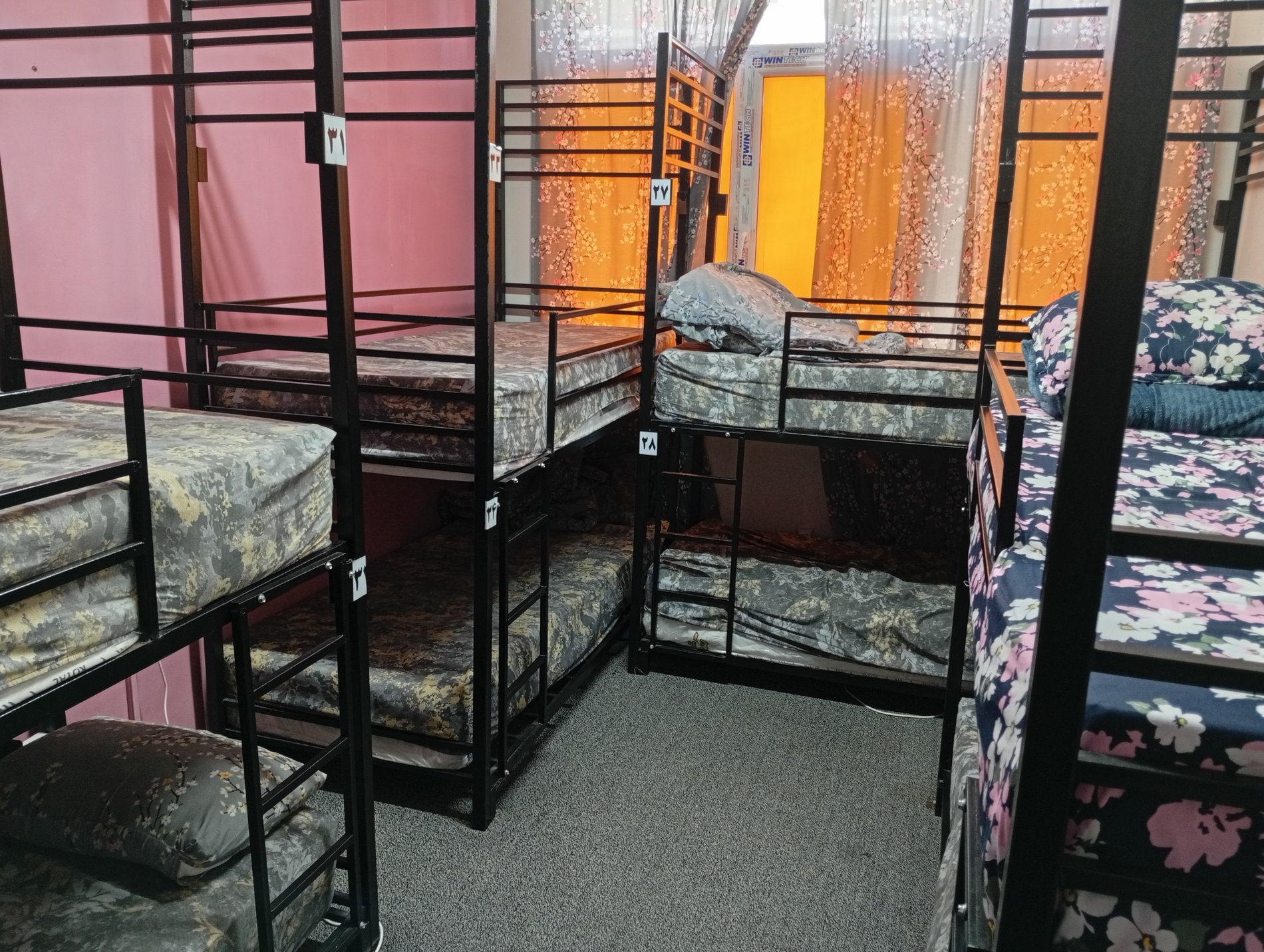 هاستل نارسیس 1 - واحد هشت تخته اشتراکی مردانه