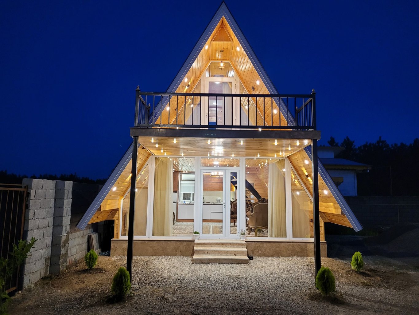 کلبه دوخوابه دوبلکس چوبی بهشت گیلان - نمای بیرون کلبه