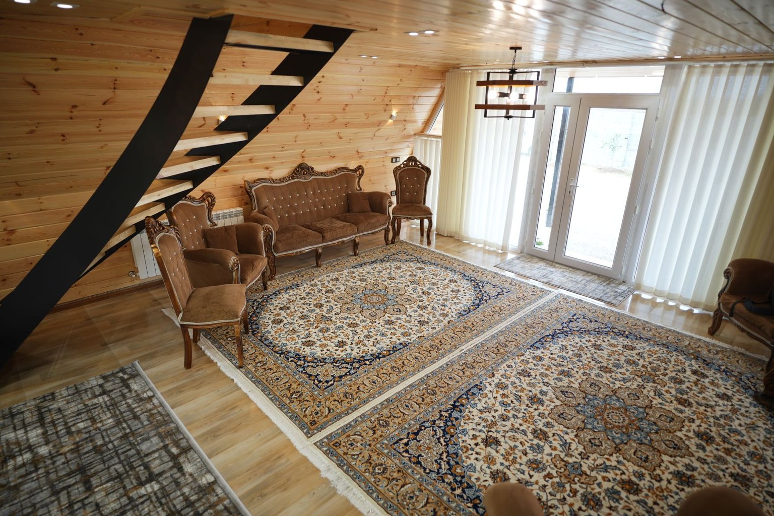 کلبه دوخوابه دوبلکس چوبی بهشت گیلان - پذیرایی