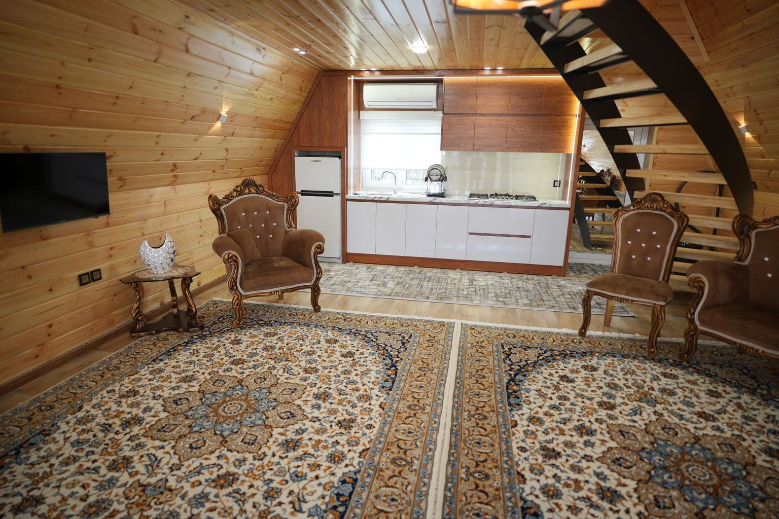 کلبه دوخوابه دوبلکس چوبی بهشت گیلان - پذیرایی