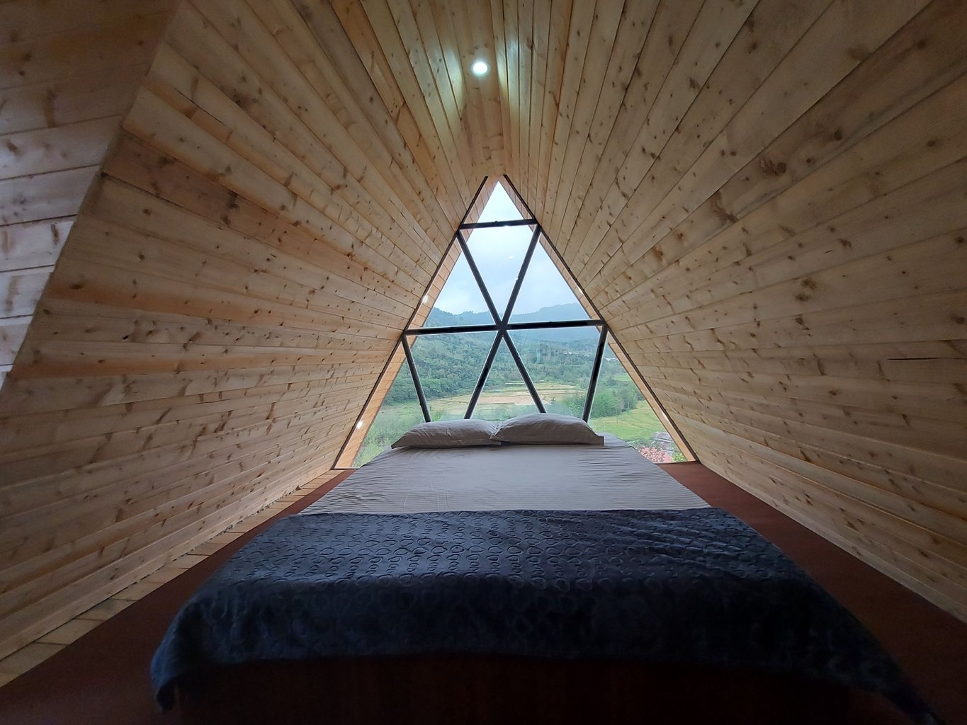 دوخوابه سوئیسی جنگلی شیشه‌ای رویایی - اتاق خواب 1