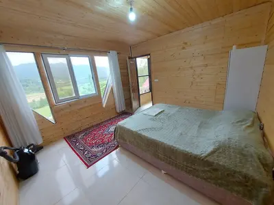 کلبه سوئیسی جنگلی شیشه‌ای