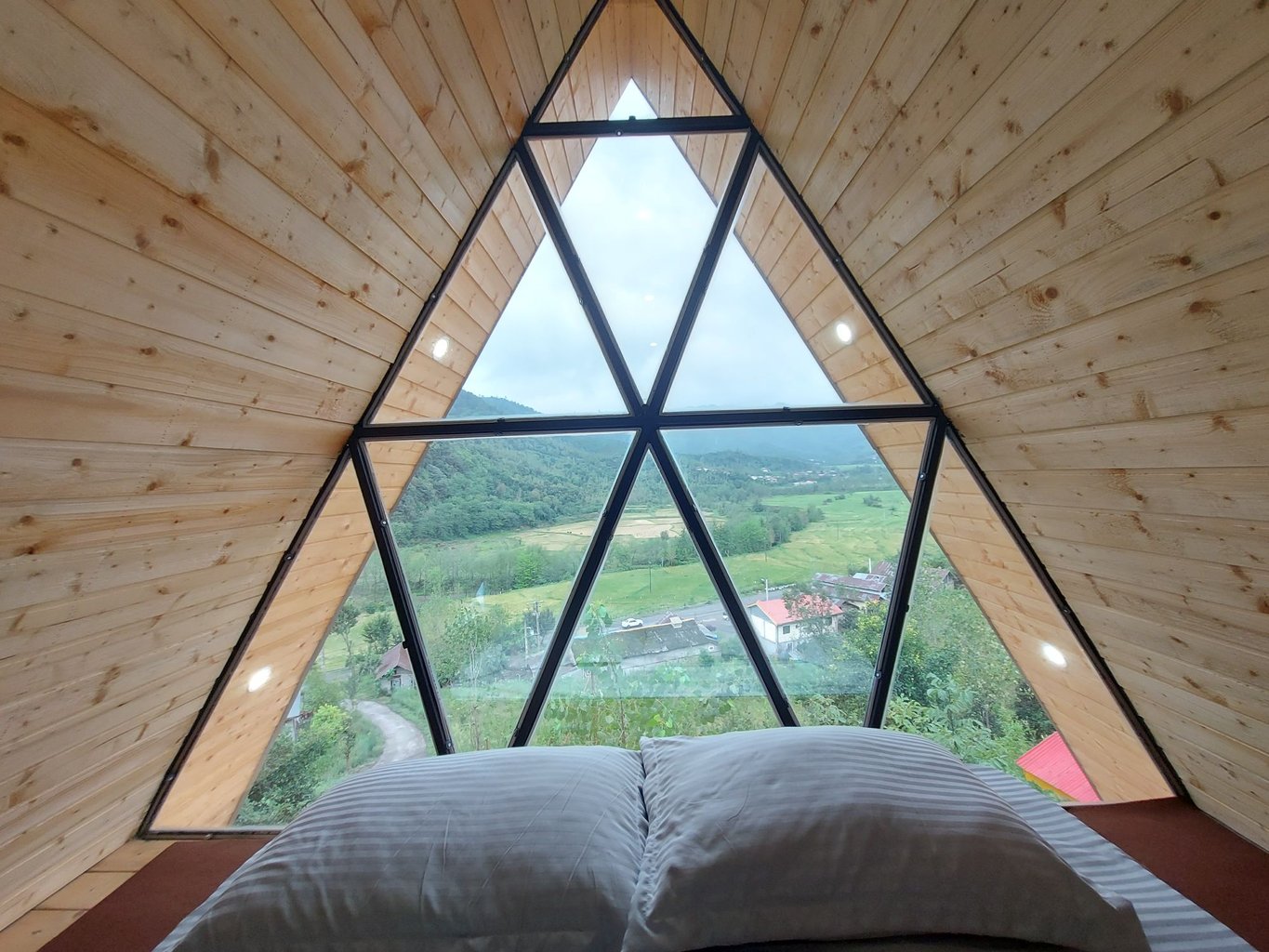 کلبه دوخوابه سوئیسی جنگلی شیشه‌ای رویایی