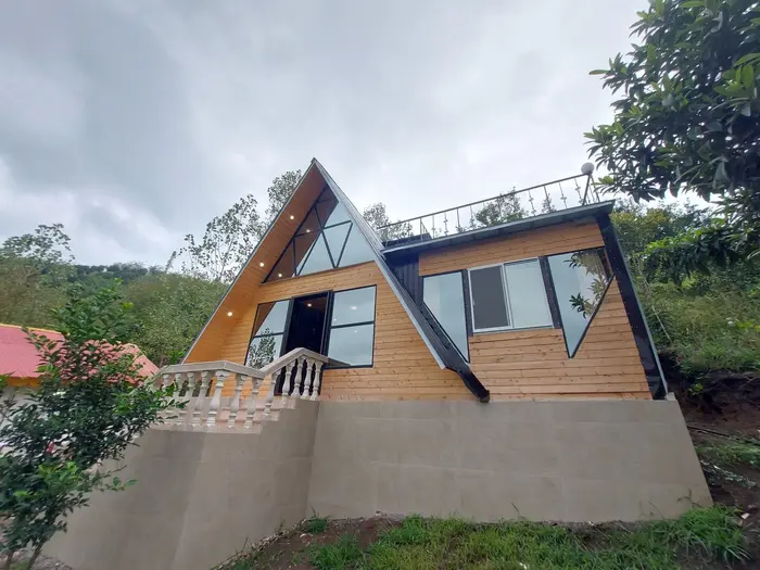 دوخوابه جنگلی شیشهای رویایی - نمای کلبه