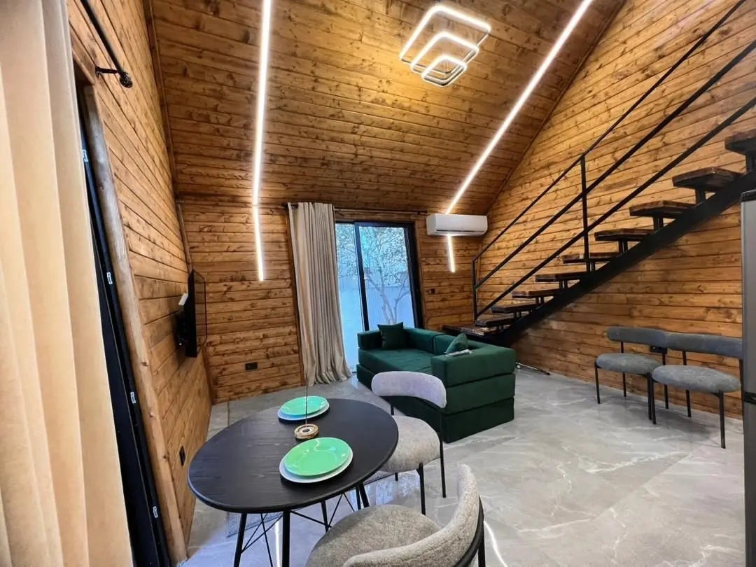 کلبه سوئیسی ولکان - حال و پذیرایی