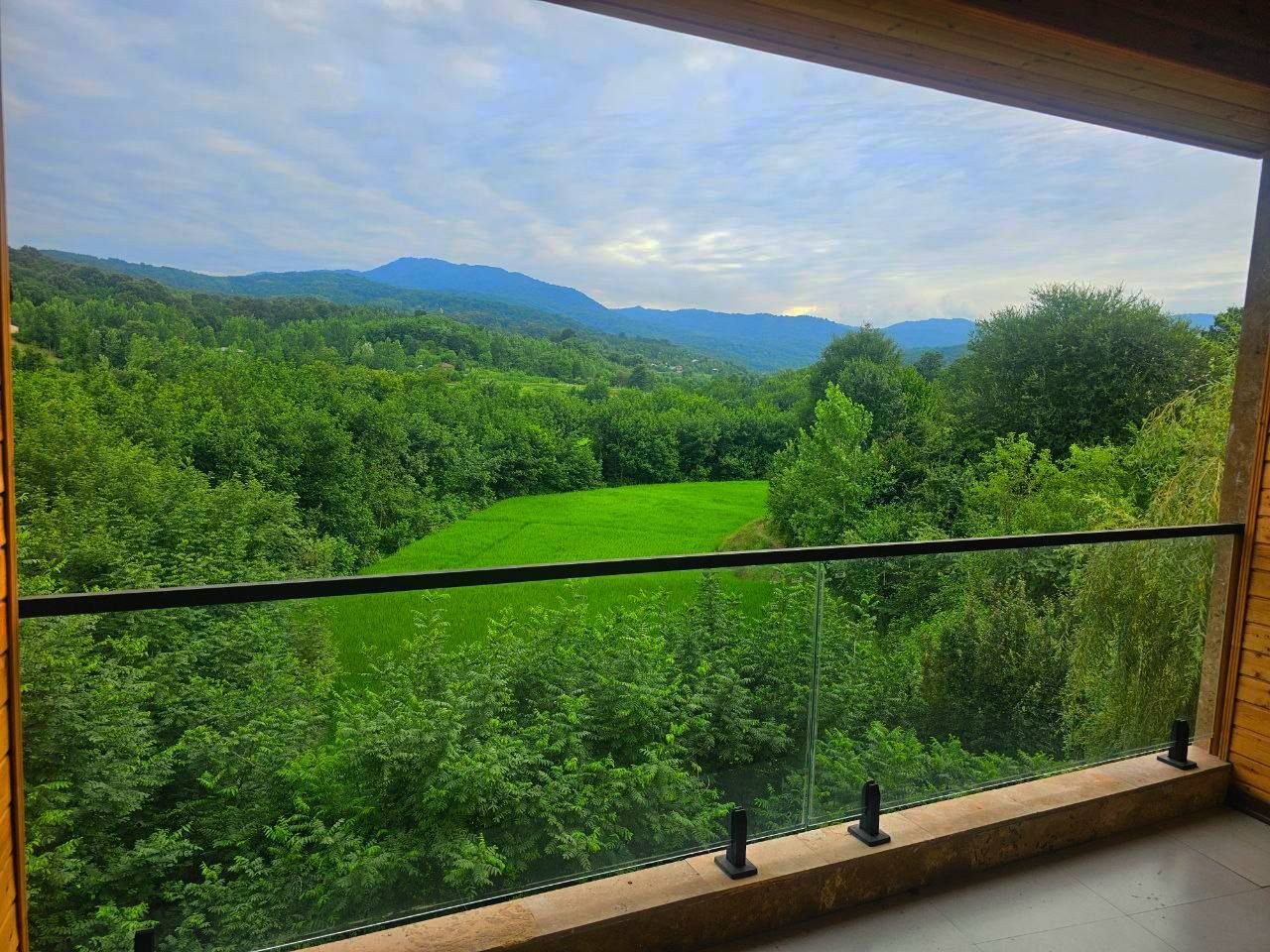 ویلا دوخوابه چشم انداز بهشت - بالکن طبقه دوم با ویو ابدی