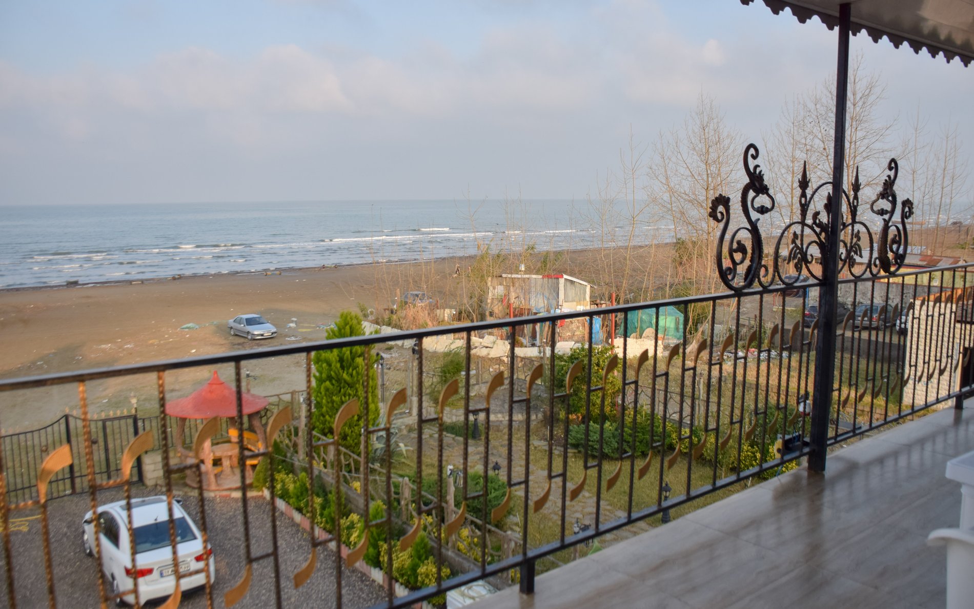 ویلا دوخوابه ساحلی توکلی 2 - تراس و ویوی ساحل و دریا