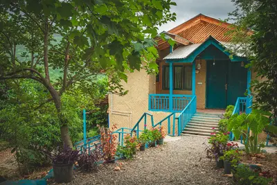 بومگردی یک خوابه چوبی سنتی تیکیش