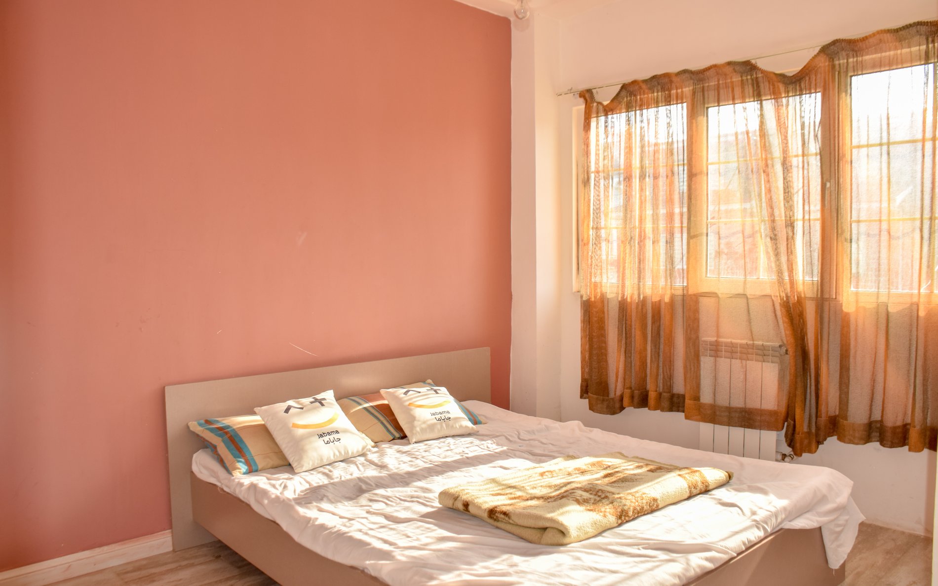 آپارتمان دوخوابه ساحلی شمعدونی صورتی