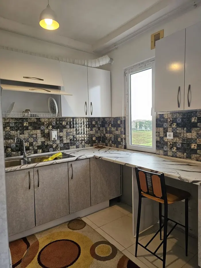 آپارتمان دوخوابه عزیزی 19 - اشپزخانه و ویوی ان به بیرون