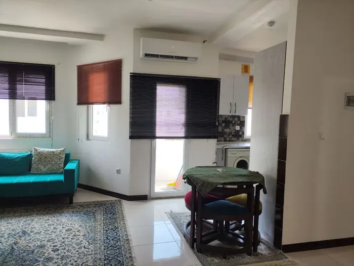 آپارتمان دوخوابه بابک واحد 20 - پذیرایی مشرف به بالکن و اشپزخانه