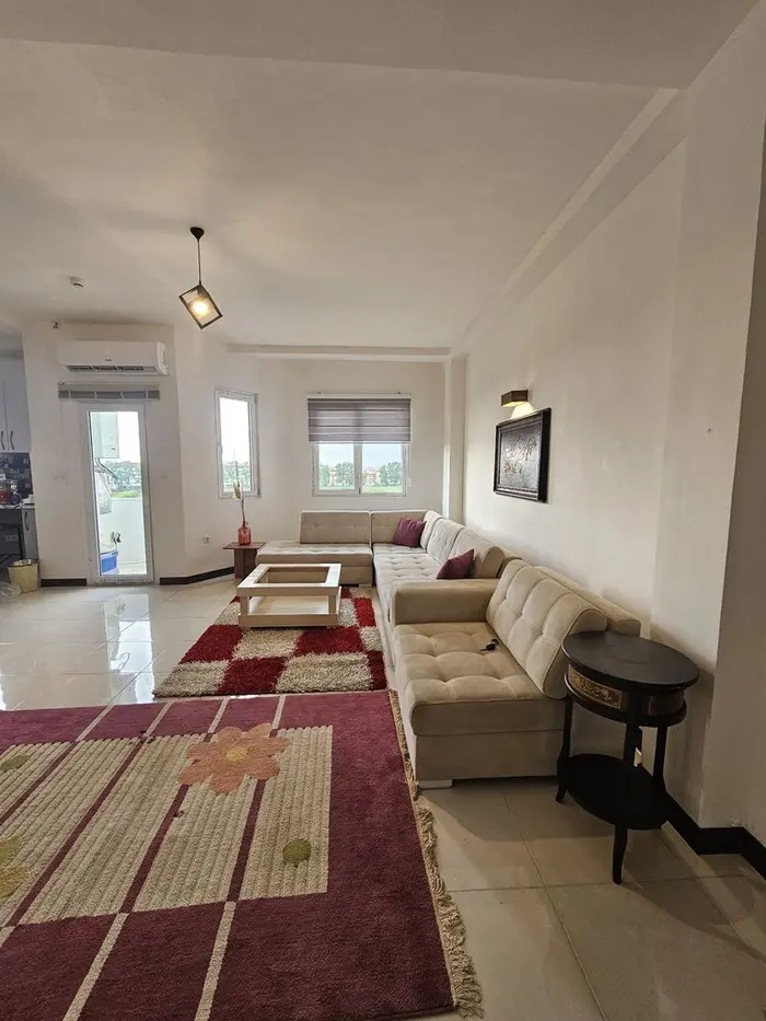 آپارتمان دوخوابه عزیزی 19 - پذیرایی بالکن مشرف به اشپزخانه این واحد ۱۸۰ درجه ویو یه سمت طبیعت و سرسبزی دارد  