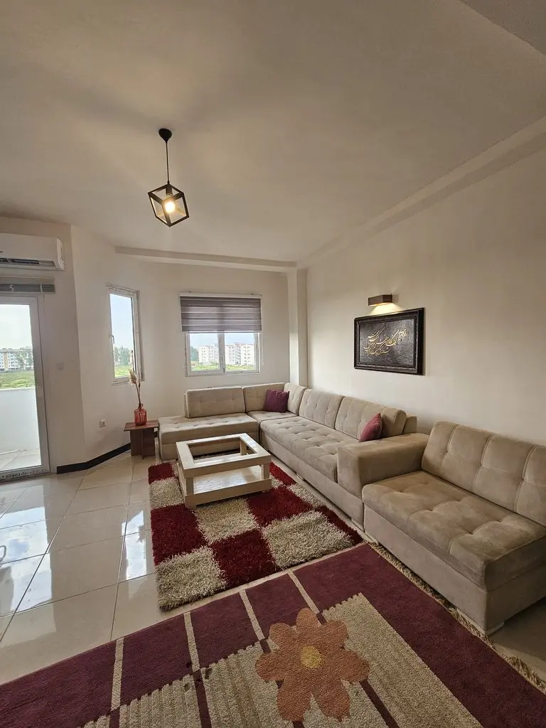 آپارتمان دوخوابه عزیزی 19 - پذیرایی مشرف به بالکن رو به ویو عالی و طبیعت سرسبز 