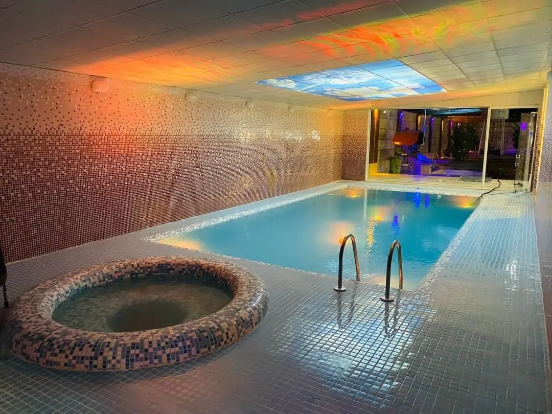 ویلا چهارخوابه استخردار آبگرم نگین 1