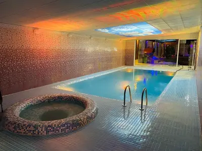 ویلا چهارخوابه استخردار آبگرم نگین 1