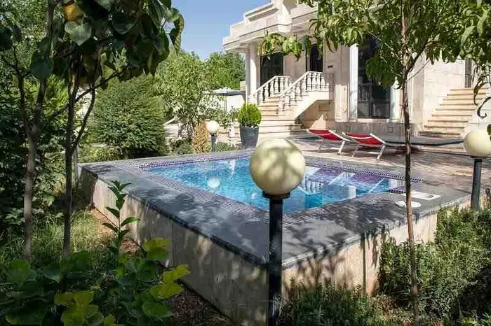 سه خوابه استخردار کاج ۳۴۵ - نمای جکوزی داخل محوطه