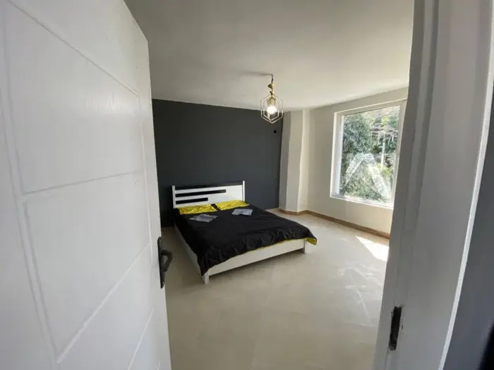 ویلا دوخوابه دوبلکس استخردار بهمنی 1064 - اتاق خواب دوم که علاوه بریک تخت دونفره یک کاناپه سه نفره هم دارد