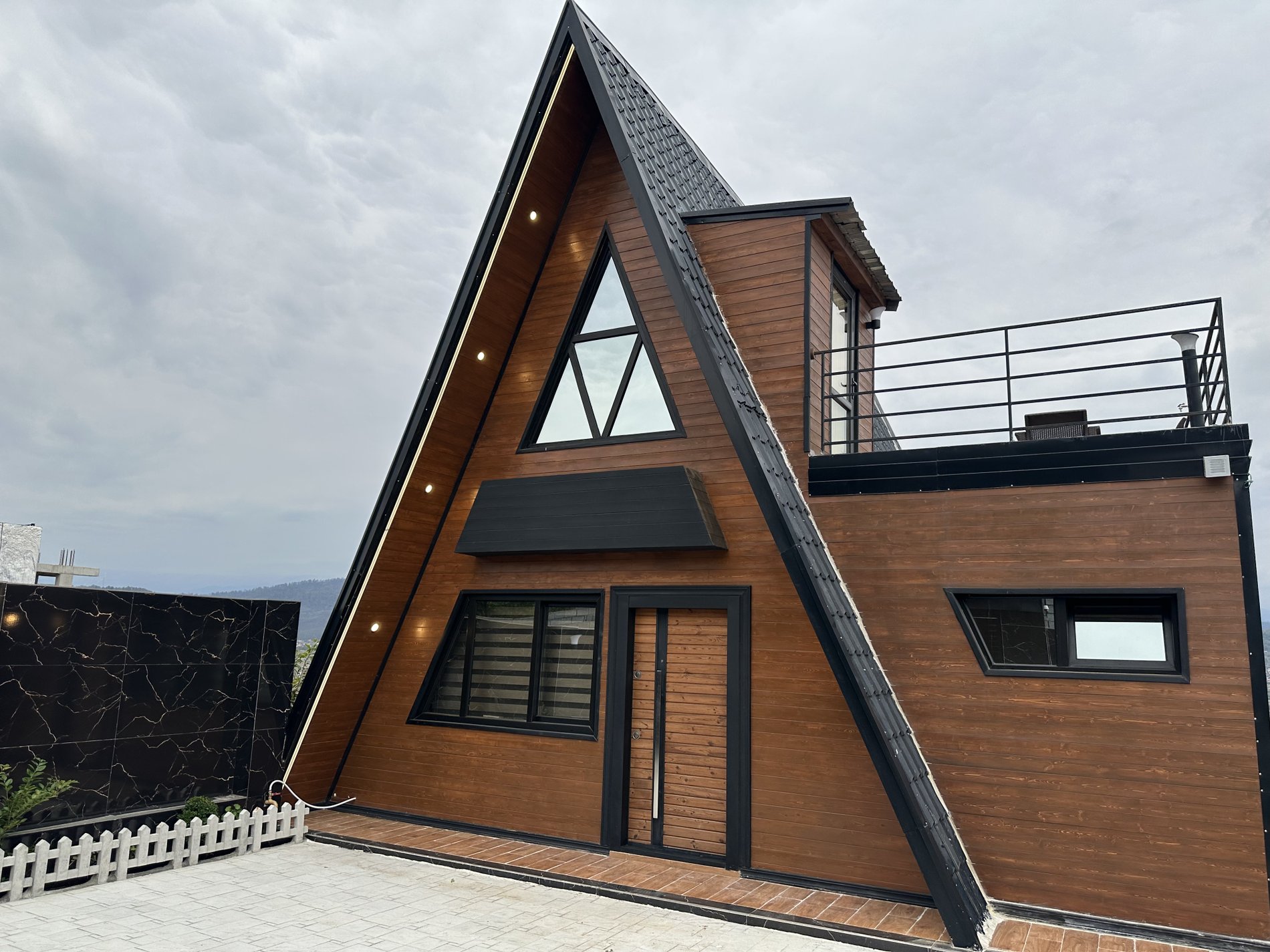 کلبه دوخوابه استخردار تاج