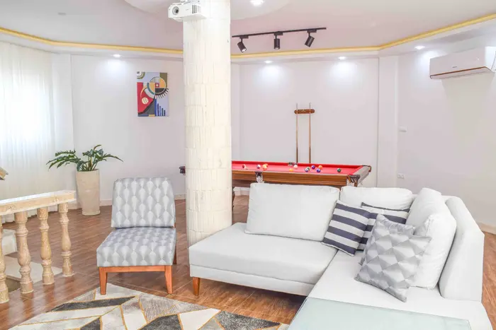 ویلا دوخوابه استخردار آبگرم شانگهای - بیلیارد در طبقه بالا