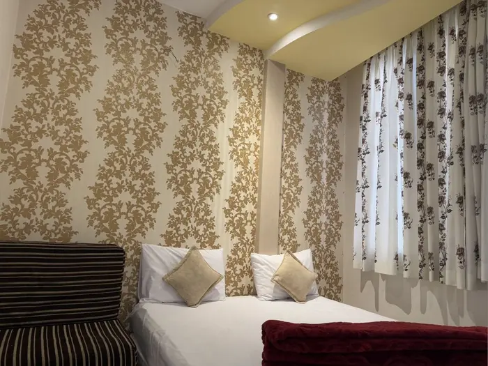 آپارتمان دوخوابه گل ها 12 - اتاق خواب اول(یک تخت دونفره،کاناپ یک نفره)