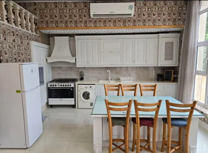 ویلا سه خوابه استخردار آبگرم حلما - آشپزخانه فرنیش شده بهمراه میز نهارخوری شش نفره