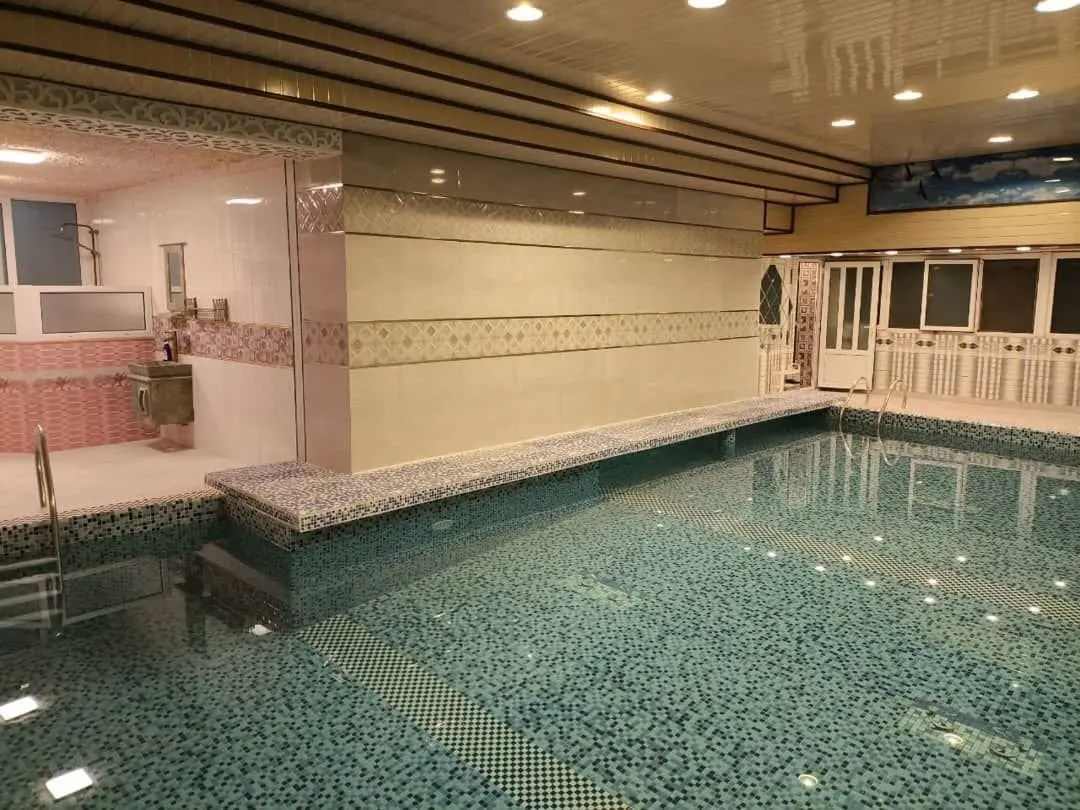 ویلا سه خوابه استخردار آبگرم حلما - فضای حمام و سرویس بهداشتی محوطه استخر