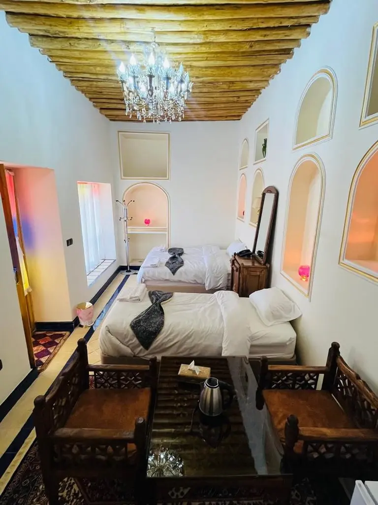 اقامتگاه سنتی آناهید - واحد زنبق