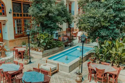 اقامتگاه سنتی آناهید واحد نسترن - شب بو