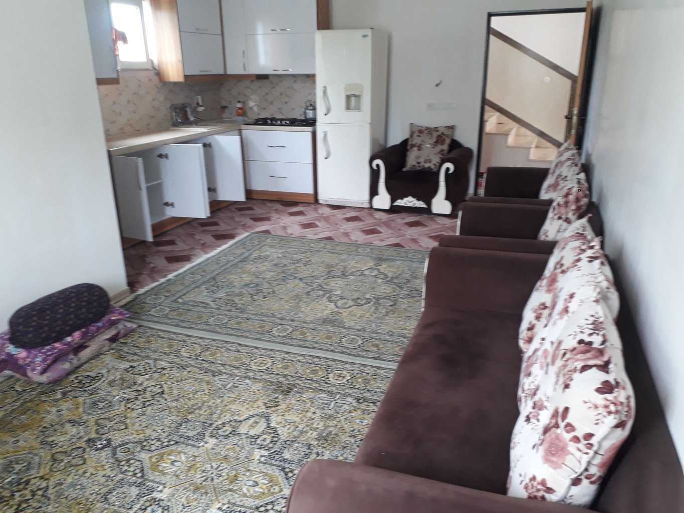 سوئیت یک خوابه روستایی سیاه چال - حال پذیرایی مبله