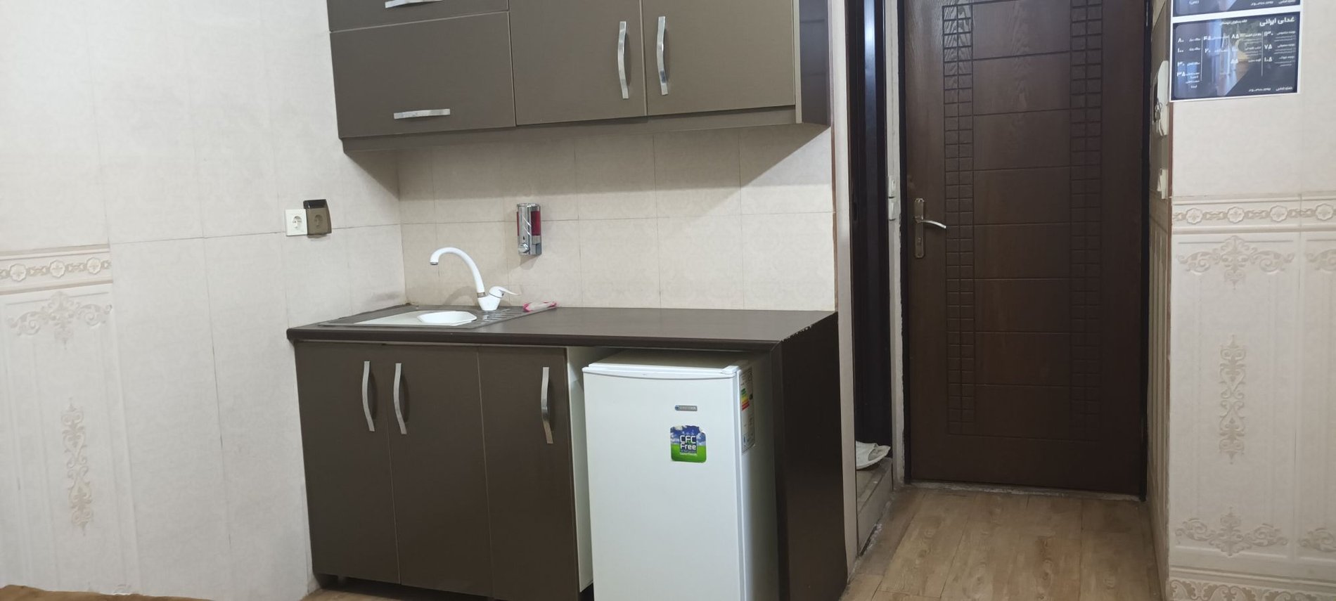 سوئیت فلت دو تخته مهستان - نمای کابینت و یخچال و ظرفشوئی