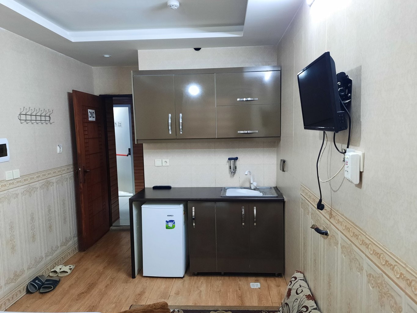 فلت سه تخته مهستان2 - نمای کابینت و یخچال و ظرفشوئی 