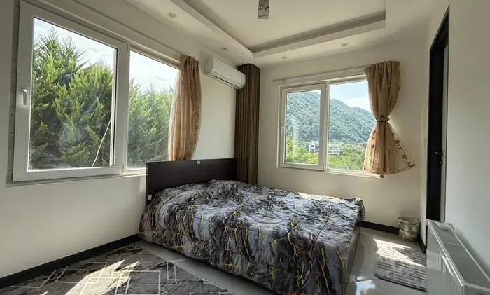 ویلا سه خوابه جنگلی استخردار آبگرم رزلند - اتاق خواب مستر