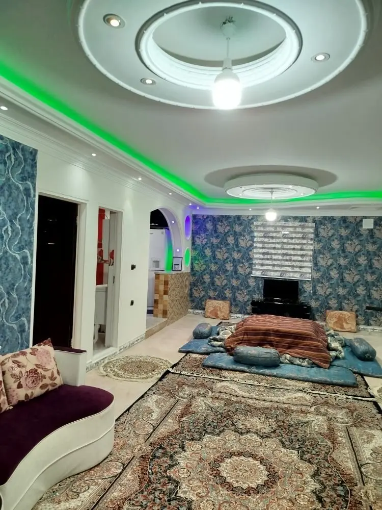 ویلا یک خوابه آرین واحد 2 - پذیرایی با نمای کرسی و آشپزخانه 