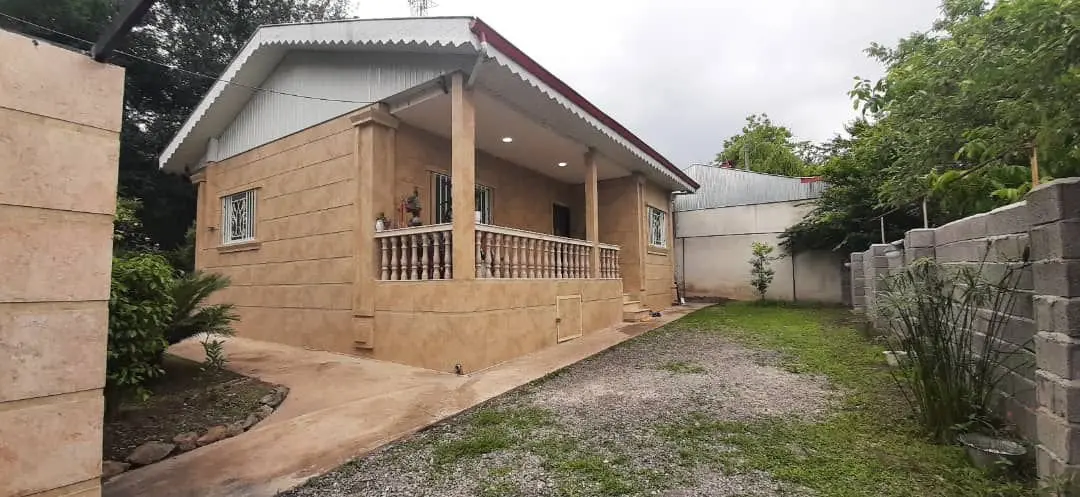 ویلا دوخوابه جنگلی اسکولک - فضای جلوی ویلا 