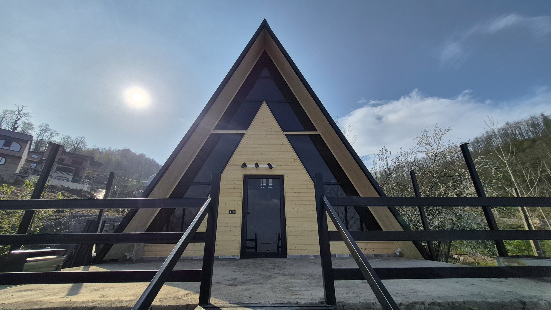 کلبه یک خوابه سوئیسی جکوزی دار لمیس