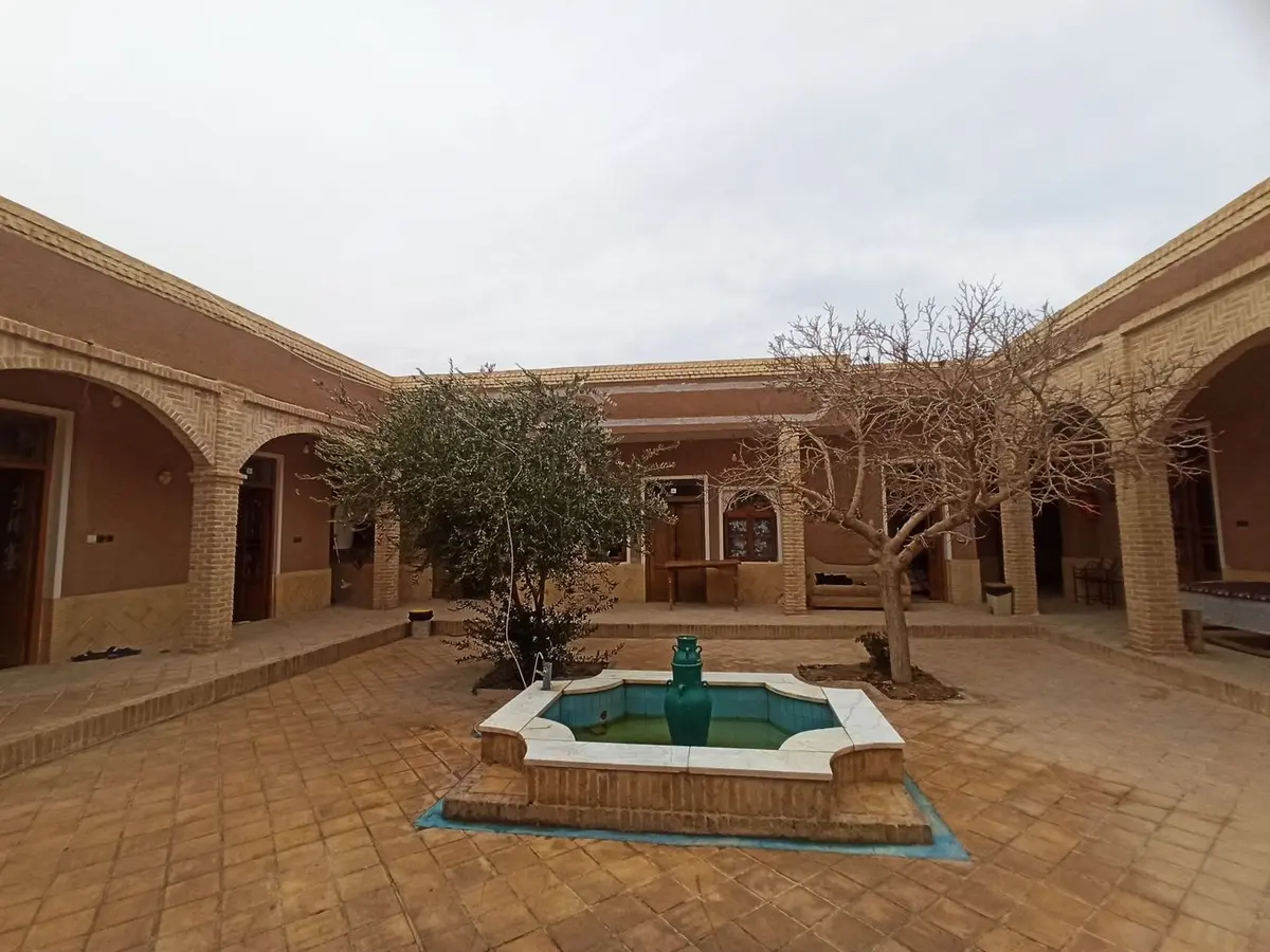 بوم گردی وارُن - واحد ۲ - حیاط