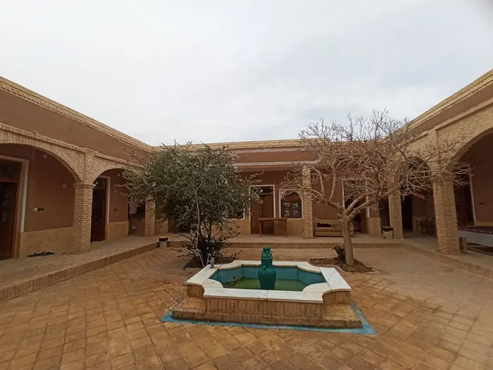 بوم گردی وارُن - واحد ۴ - حیاط