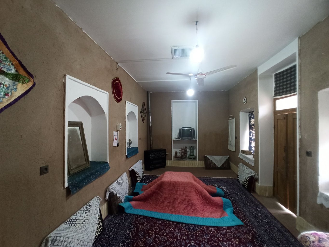بوم گردی سنتی وارُن - واحد شاهنشین - اتاق شاهنشین