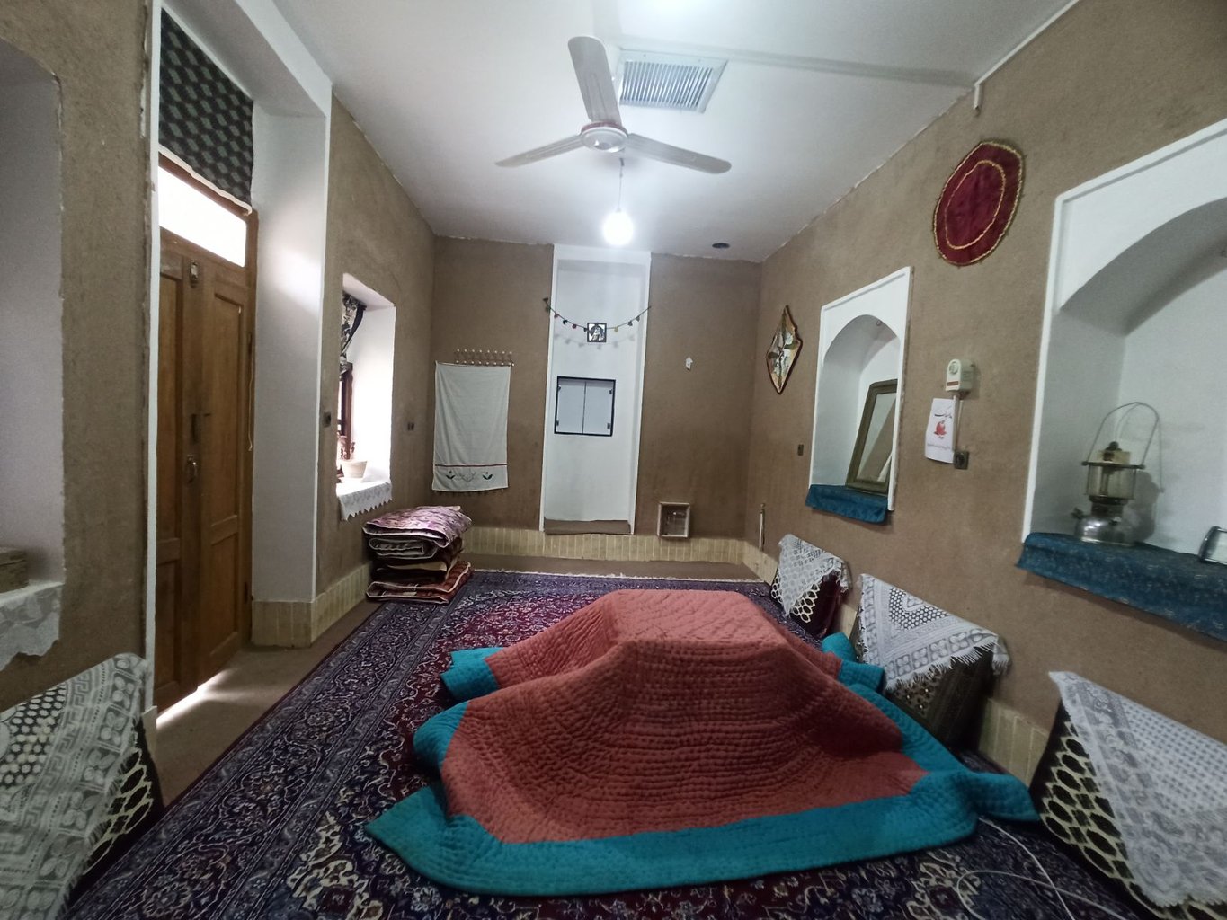 بوم گردی سنتی وارُن - واحد شاهنشین - اتاق شاهنشین