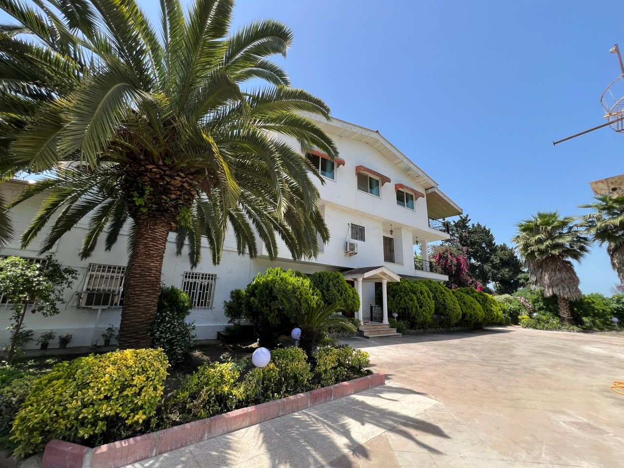 ویلا چهارخوابه ساحلی استخردار تریپلکس پلازا