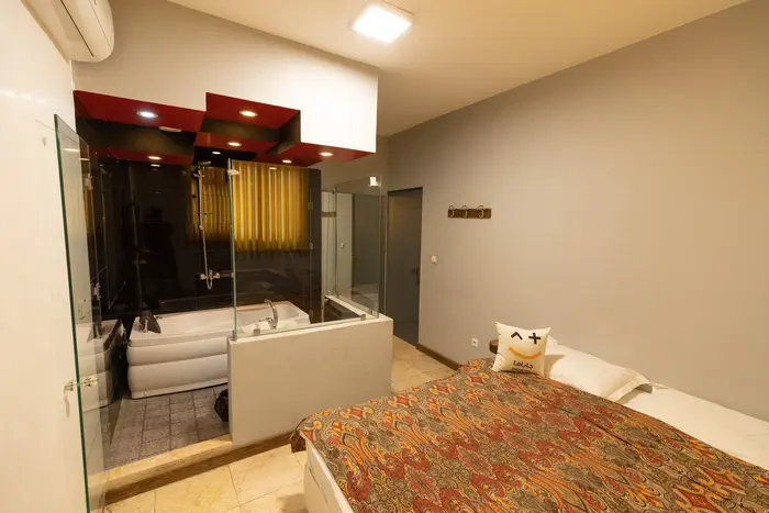 هاستل رگ‌ راگ واحد دو تخته جکوزی دار