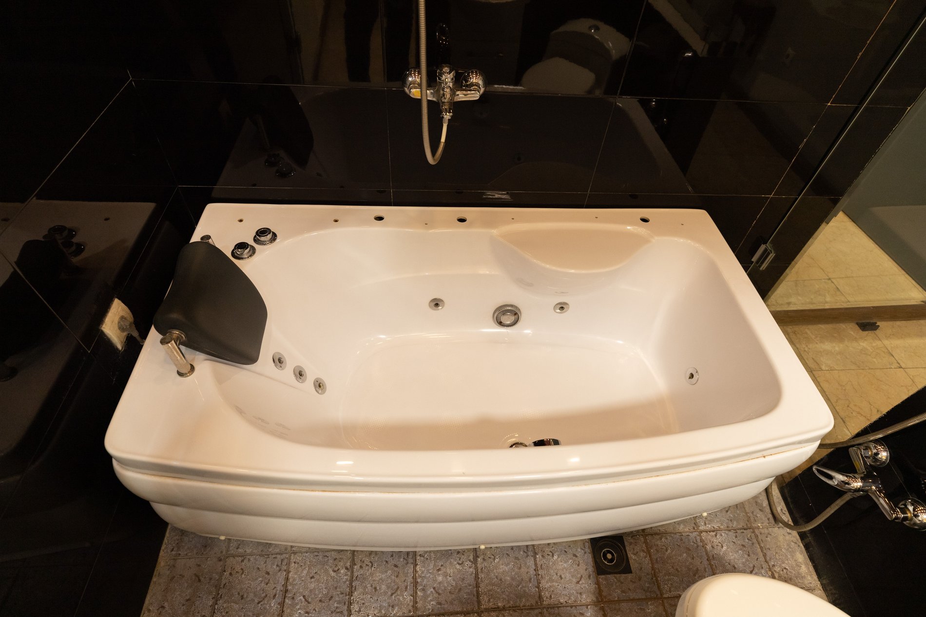 هاستل رگ‌ راگ واحد دو تخته جکوزی دار