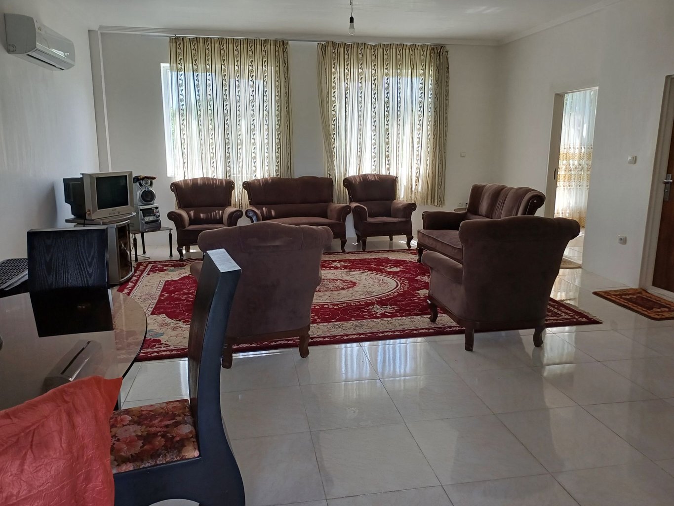 کلبه دوخوابه باغ تاج